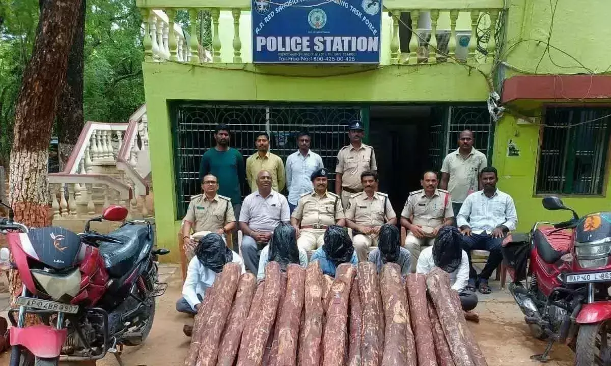 Andhra: 40 लाख रुपये मूल्य की लाल चंदन की लकड़ियां जब्त, चार गिरफ्तार Andhra: 40 लाख रुपये मूल्य की लाल चंदन की लकड़ियां जब्त, चार गिरफ्तार