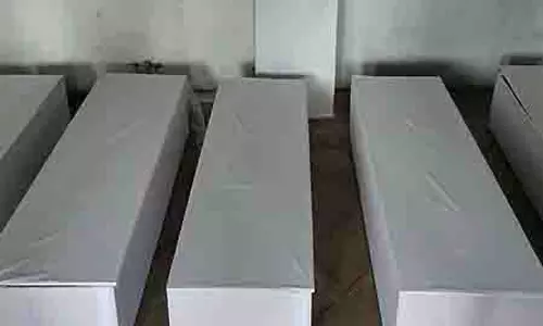 Ahmedabad: मृतकों की संख्या बढ़ने के बीच वडोदरा में बड़े पैमाने पर ताबूत बनाने का काम जारी