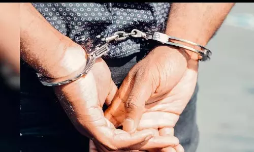 ऐप के जरिए चल रही थी शराब की अवैध डिलीवरी, पुलिस ने किया भंडाफोड़