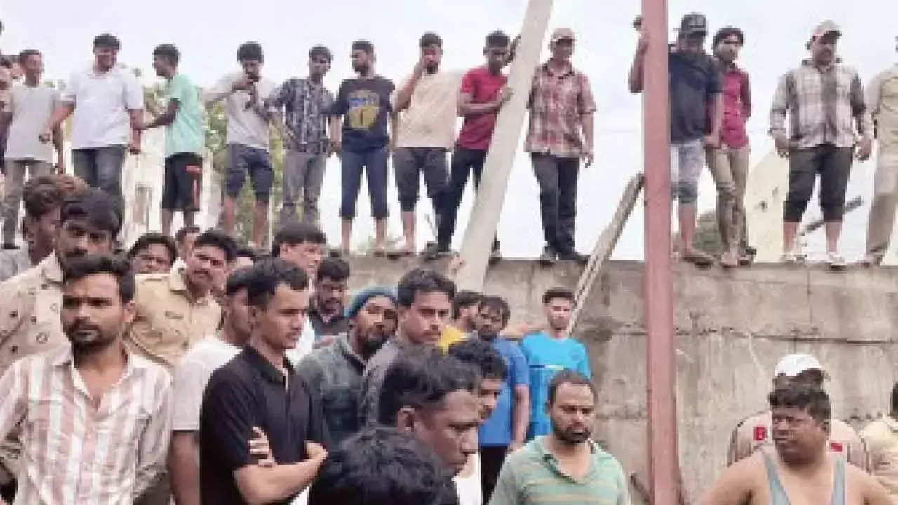 विधायक की मौजूदगी में गुस्साए स्थानीय लोगों और MIM कार्यकर्ताओं में झड़प