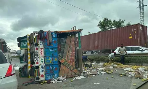 हाईवे पर आम से भरा ट्रक पलटा, स्थानीय लोग एकत्र हुए