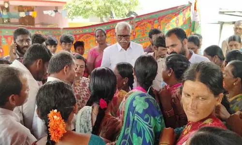 गांव में लोगों ने Jhansi Reddy के खिलाफ प्रदर्शन किया गांव में लोगों ने Jhansi Reddy के खिलाफ प्रदर्शन किया