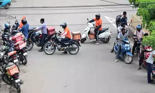 Hyderabad: 10 मिनट में डिलीवरी का वादा पूरा करने में डिलीवरी बॉय का संघर्ष Hyderabad: 10 मिनट में डिलीवरी का वादा पूरा करने में डिलीवरी बॉय का संघर्ष