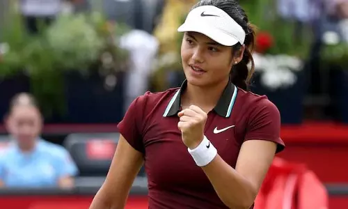 Emma Raducanu : पीठ में चोट, विंबलडन से बाहर होने का खतरा Emma Raducanu : पीठ में चोट, विंबलडन से बाहर होने का खतरा