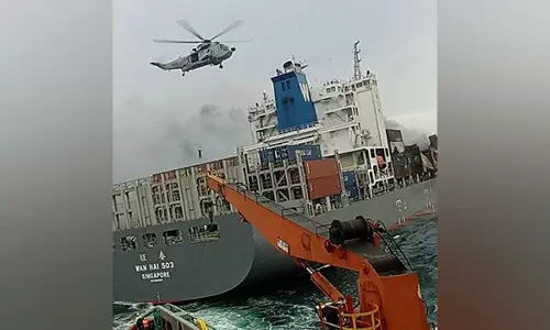 Kochi coast पर सिंगापुरी जहाज बचाने हाई रिस्क मिशन Kochi coast पर सिंगापुरी जहाज बचाने हाई रिस्क मिशन