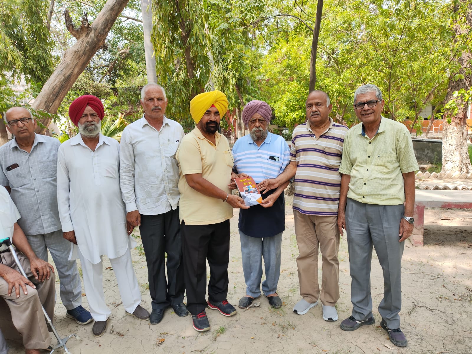 विजय गर्ग की पुस्तक का शीर्षक  ट्यूशन बिना कैसे पढ़ें स. हिम्मत सिंह अध्यक्ष शिक्षक संघ द्वारा लोकार्पण की