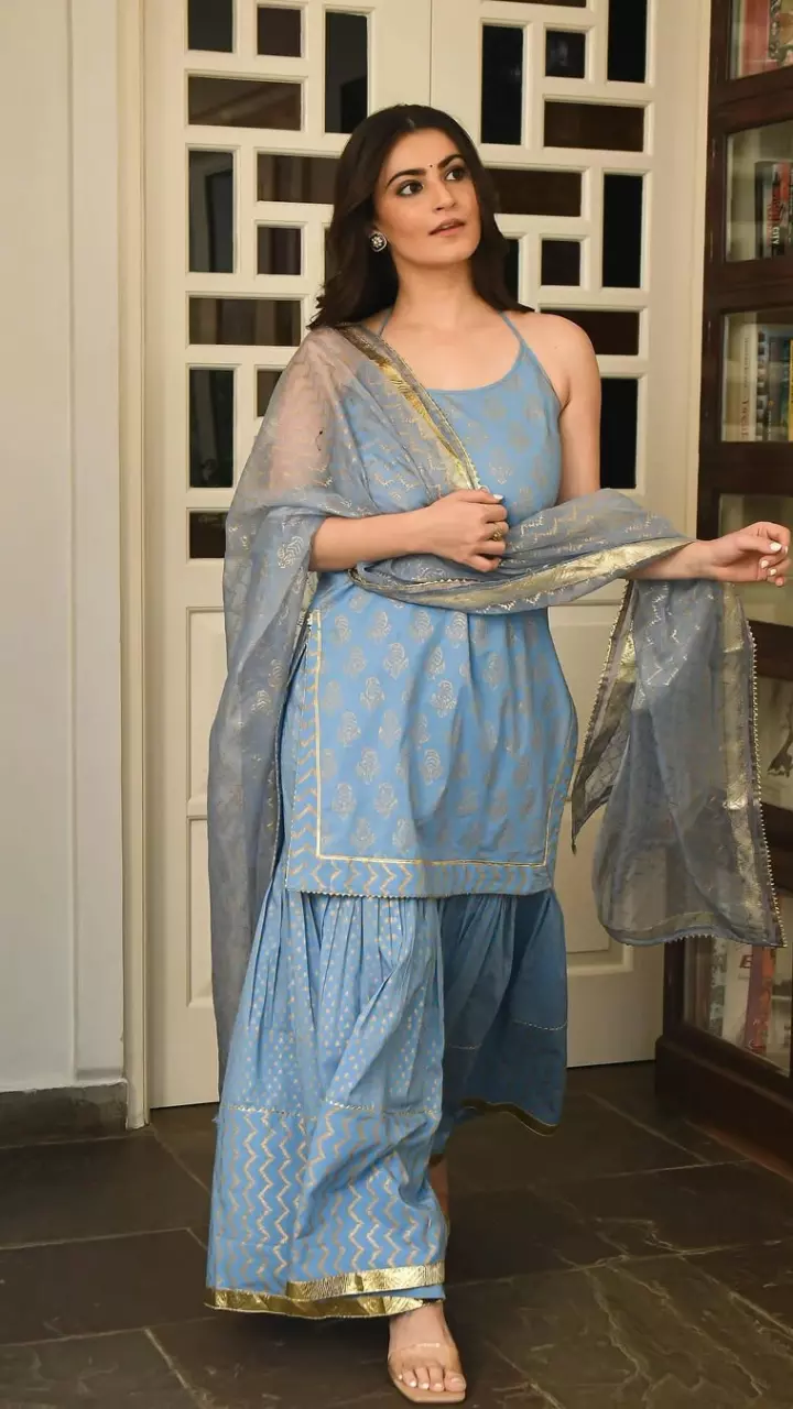 शिवालिका ओबेरॉय नजर आई हॉट