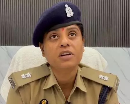फल-सब्जी विक्रेता बनकर 50 लाख की ठगी, 9 सिम कार्ड के साथ दो गिरफ्तार फल-सब्जी विक्रेता बनकर 50 लाख की ठगी, 9 सिम कार्ड के साथ दो गिरफ्तार