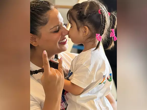 Bipasha Basu ने प्रसव के बाद उन्हें मोटापे के लिए बदनाम करने वाले ट्रोल्स को जवाब दिया Bipasha Basu ने प्रसव के बाद उन्हें मोटापे के लिए बदनाम करने वाले ट्रोल्स को जवाब दिया