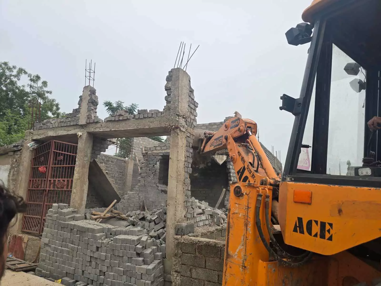 रायपुरा में अवैध निर्माण पर चला बुलडोजर रायपुरा में अवैध निर्माण पर चला बुलडोजर