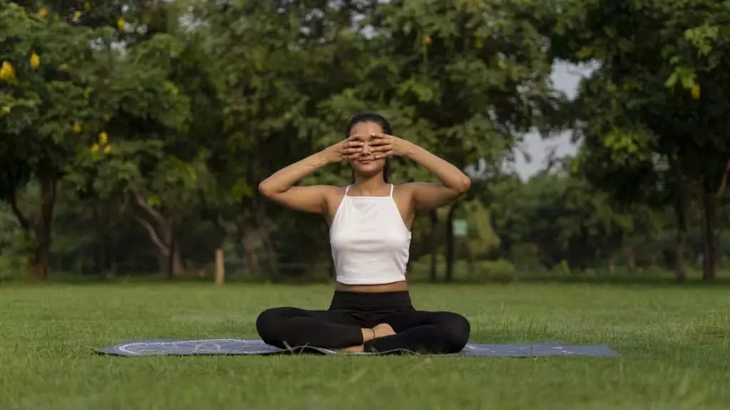 Yoga: अचानक से आपकी नजर धुंधली हो जाए तो करें ये योगासन Yoga: अचानक से आपकी नजर धुंधली हो जाए तो करें ये योगासन