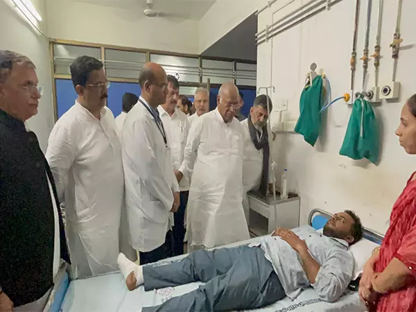 पूरे देश को एकजुट होना चाहिए: अहमदाबाद में विमान दुर्घटना स्थल का दौरा करने के बाद Kharge पूरे देश को एकजुट होना चाहिए: अहमदाबाद में विमान दुर्घटना स्थल का दौरा करने के बाद Kharge