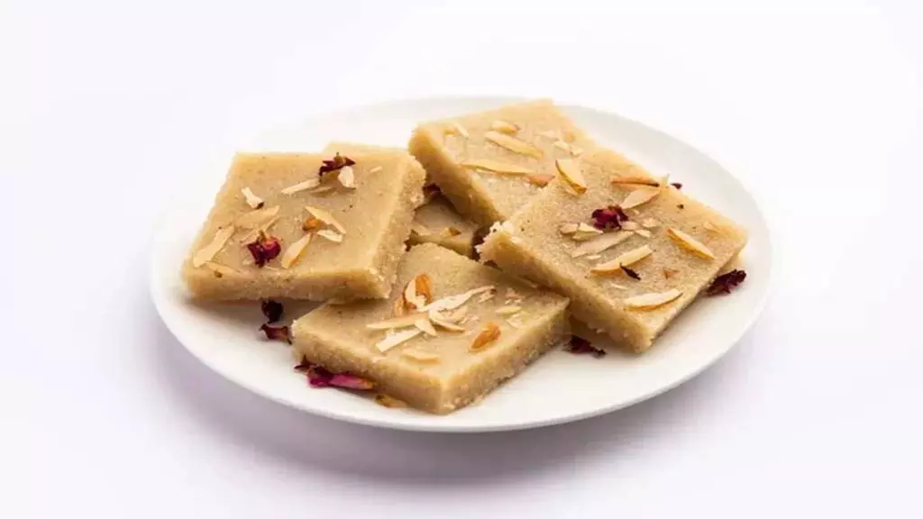 Rava Dessert Recipe: मीठा खाने के शौकीन हैं तो सूजी से बनाएं ये स्वादिष्ट रेसिपी Rava Dessert Recipe: मीठा खाने के शौकीन हैं तो सूजी से बनाएं ये स्वादिष्ट रेसिपी
