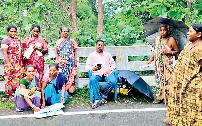 Odisha : कई इलाकों में चरावनी नेटवर्क की कमी के कारण आदिवासी सरकारी योजनाओं से दूर हो रहे Odisha : कई इलाकों में चरावनी नेटवर्क की कमी के कारण आदिवासी सरकारी योजनाओं से दूर हो रहे