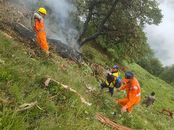 Uttarakhand helicopter crash: उसमें सवार सात यात्रियों के मारे जाने की आशंका Uttarakhand helicopter crash: उसमें सवार सात यात्रियों के मारे जाने की आशंका