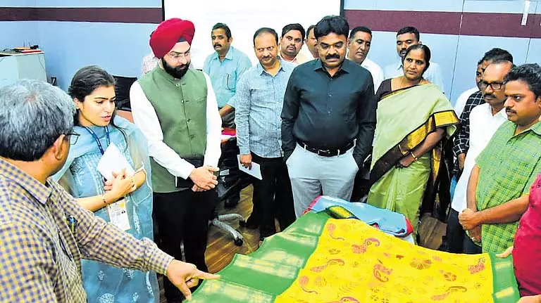 ODOP पहल के तहत कुप्पदम सिल्क साड़ियों को राष्ट्रीय पुरस्कार मिला ODOP पहल के तहत कुप्पदम सिल्क साड़ियों को राष्ट्रीय पुरस्कार मिला