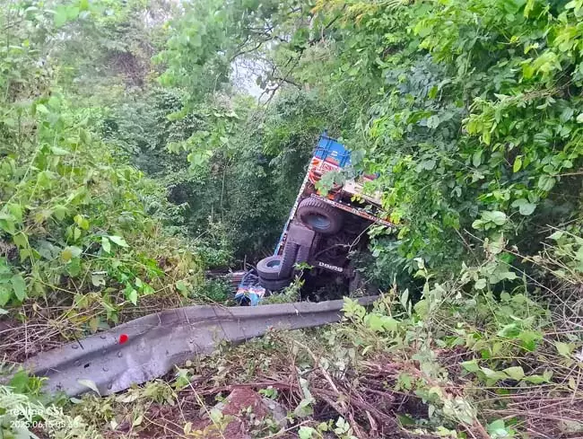 Odisha : घाट रोड घाटी में लॉरी पलट गई Odisha : घाट रोड घाटी में लॉरी पलट गई