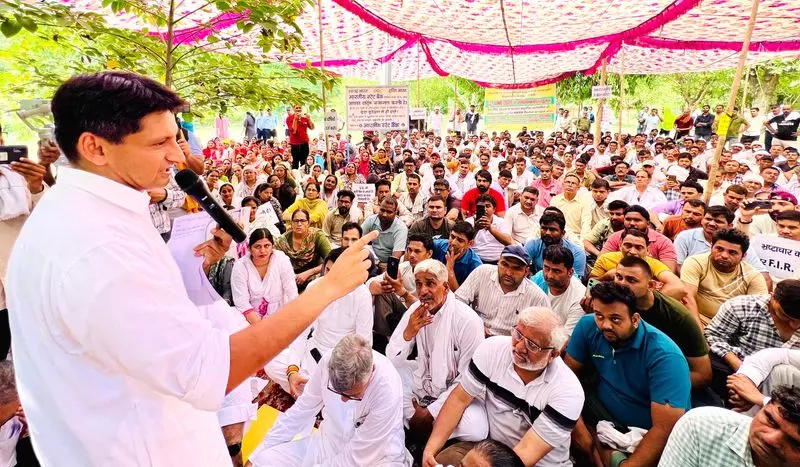Health विश्वविद्यालय ने आउटसोर्स कर्मचारियों को धरना स्थल खाली करने का निर्देश दिया Health विश्वविद्यालय ने आउटसोर्स कर्मचारियों को धरना स्थल खाली करने का निर्देश दिया