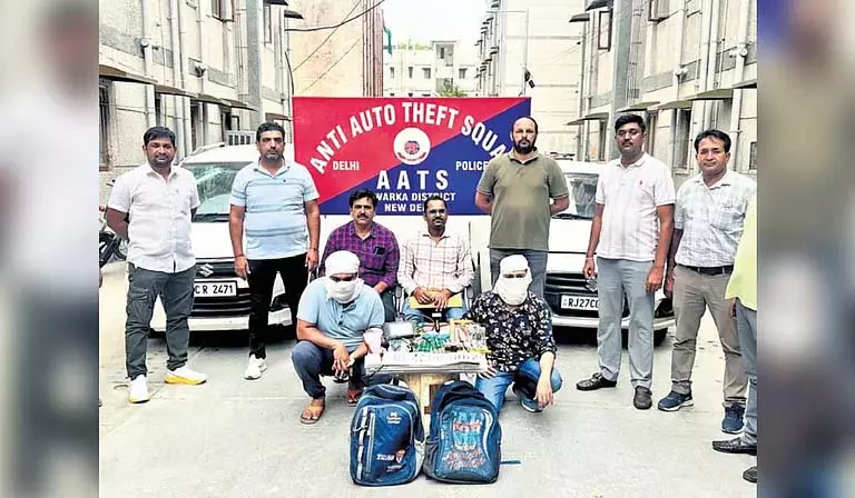 दिल्ली में परिवार द्वारा संचालित कार चोर गिरोह का भंडाफोड़ दिल्ली में परिवार द्वारा संचालित कार चोर गिरोह का भंडाफोड़