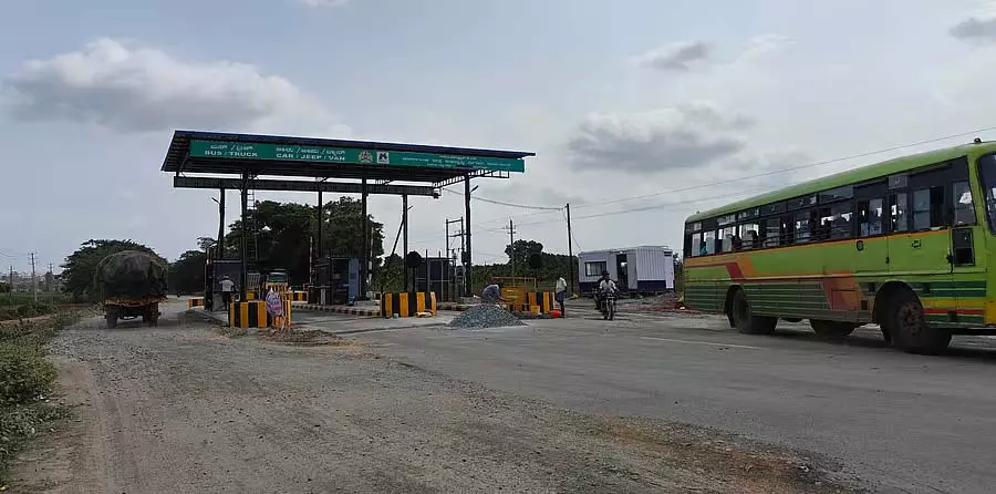Karnataka : स्थानीय लोगों के विरोध के बावजूद शुल्क वसूलने की तैयारी Karnataka : स्थानीय लोगों के विरोध के बावजूद शुल्क वसूलने की तैयारी
