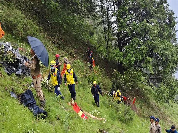 उत्तराखंड में हेलीकॉप्टर दुर्घटना में 7 लोगों की मौत: SDRF उत्तराखंड में हेलीकॉप्टर दुर्घटना में 7 लोगों की मौत: SDRF