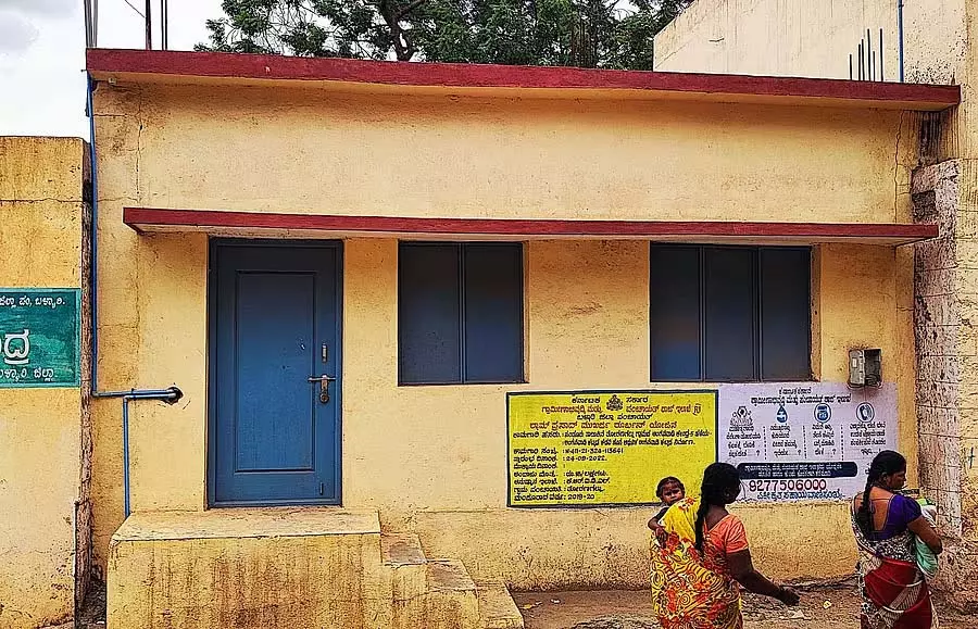 तीन साल से आंगनवाड़ी भवन का उद्घाटन नहीं: घटिया निर्माण का आरोप, आक्रोश तीन साल से आंगनवाड़ी भवन का उद्घाटन नहीं: घटिया निर्माण का आरोप, आक्रोश