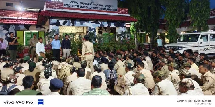 आरोपियों की गिरफ्तारी की मांग पर वनकर्मियों का डीएफओ कार्यालय के सामने प्रदर्शन आरोपियों की गिरफ्तारी की मांग पर वनकर्मियों का डीएफओ कार्यालय के सामने प्रदर्शन
