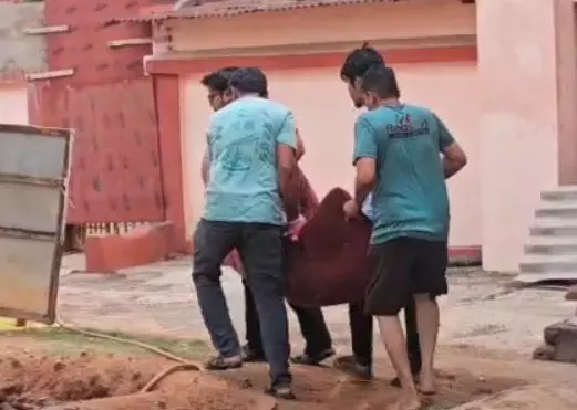 दुकान के शेड में बुजुर्ग की मिली लाश दुकान के शेड में बुजुर्ग की मिली लाश