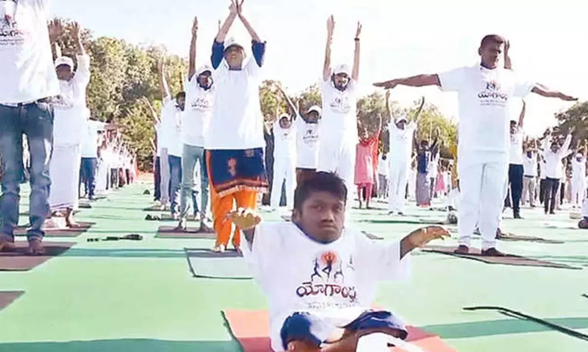 दिव्यांगों के लिए राज्य स्तरीय योग कार्यक्रम आयोजित दिव्यांगों के लिए राज्य स्तरीय योग कार्यक्रम आयोजित