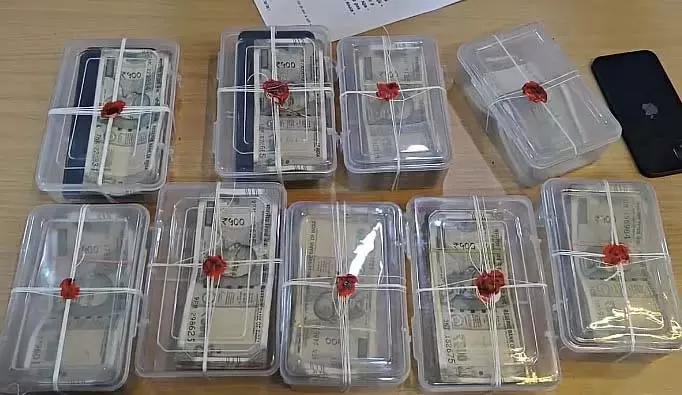 Indore : 8.11 लाख की लूट में मॉल के दो कर्मचारियों समेत पांच गिरफ्तार Indore : 8.11 लाख की लूट में मॉल के दो कर्मचारियों समेत पांच गिरफ्तार