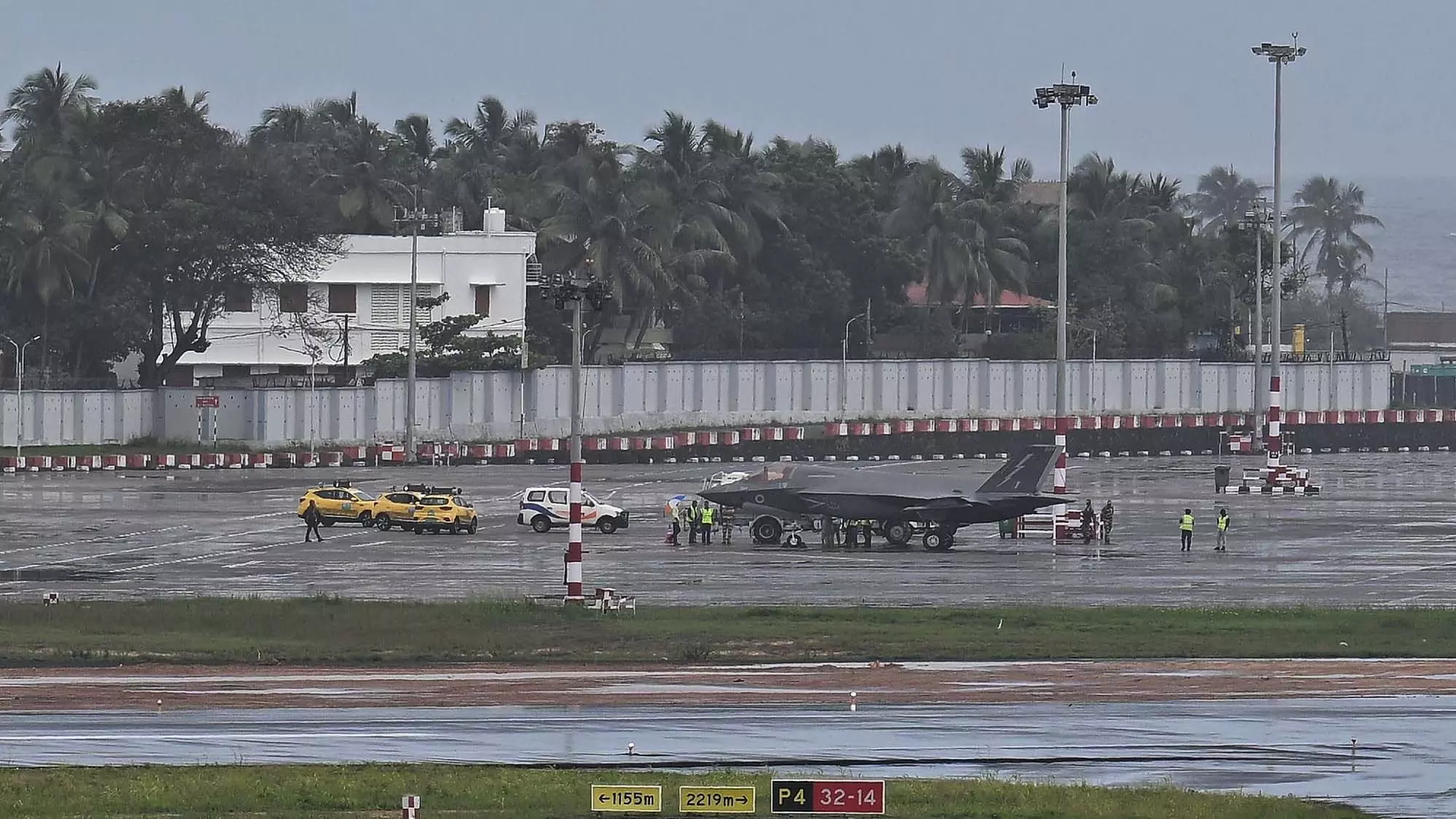 ब्रिटिश सेना के F-35 लड़ाकू विमान की केरल हवाई अड्डे पर आपातकालीन लैंडिंग ब्रिटिश सेना के F-35 लड़ाकू विमान की केरल हवाई अड्डे पर आपातकालीन लैंडिंग