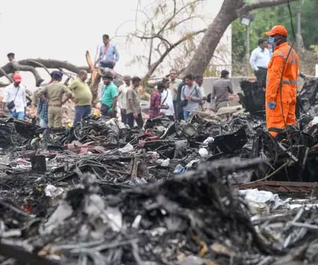 अहमदाबाद विमान दुर्घटना: तीन और शव बरामद अहमदाबाद विमान दुर्घटना: तीन और शव बरामद