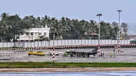ब्रिटेन के एफ-35 लड़ाकू विमान की तिरुवनंतपुरम हवाई अड्डे पर आपात लैंडिंग ब्रिटेन के एफ-35 लड़ाकू विमान की तिरुवनंतपुरम हवाई अड्डे पर आपात लैंडिंग