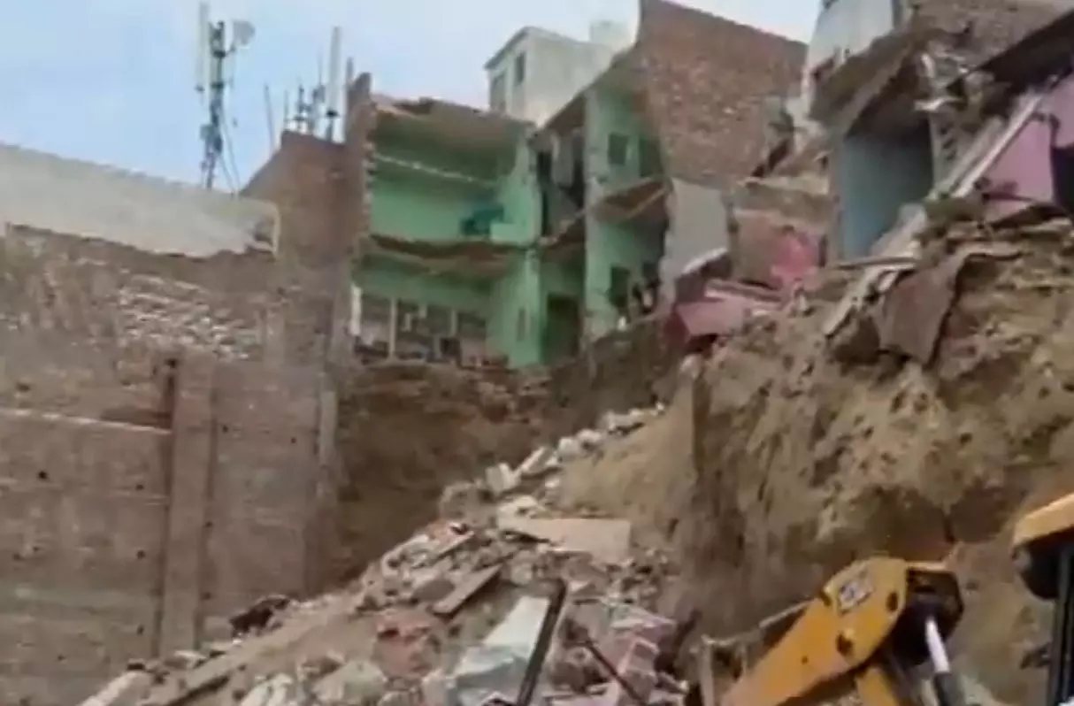 कई मकान गिरने की खबर, मच गई चीख-पुकार कई मकान गिरने की खबर, मच गई चीख-पुकार