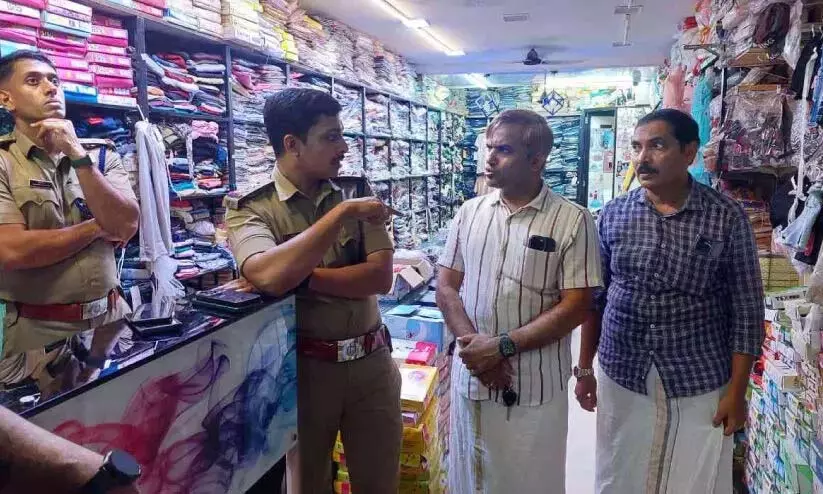 Kerala : शहर में चोरों द्वारा दुकानों को लूटा जा रहा Kerala : शहर में चोरों द्वारा दुकानों को लूटा जा रहा