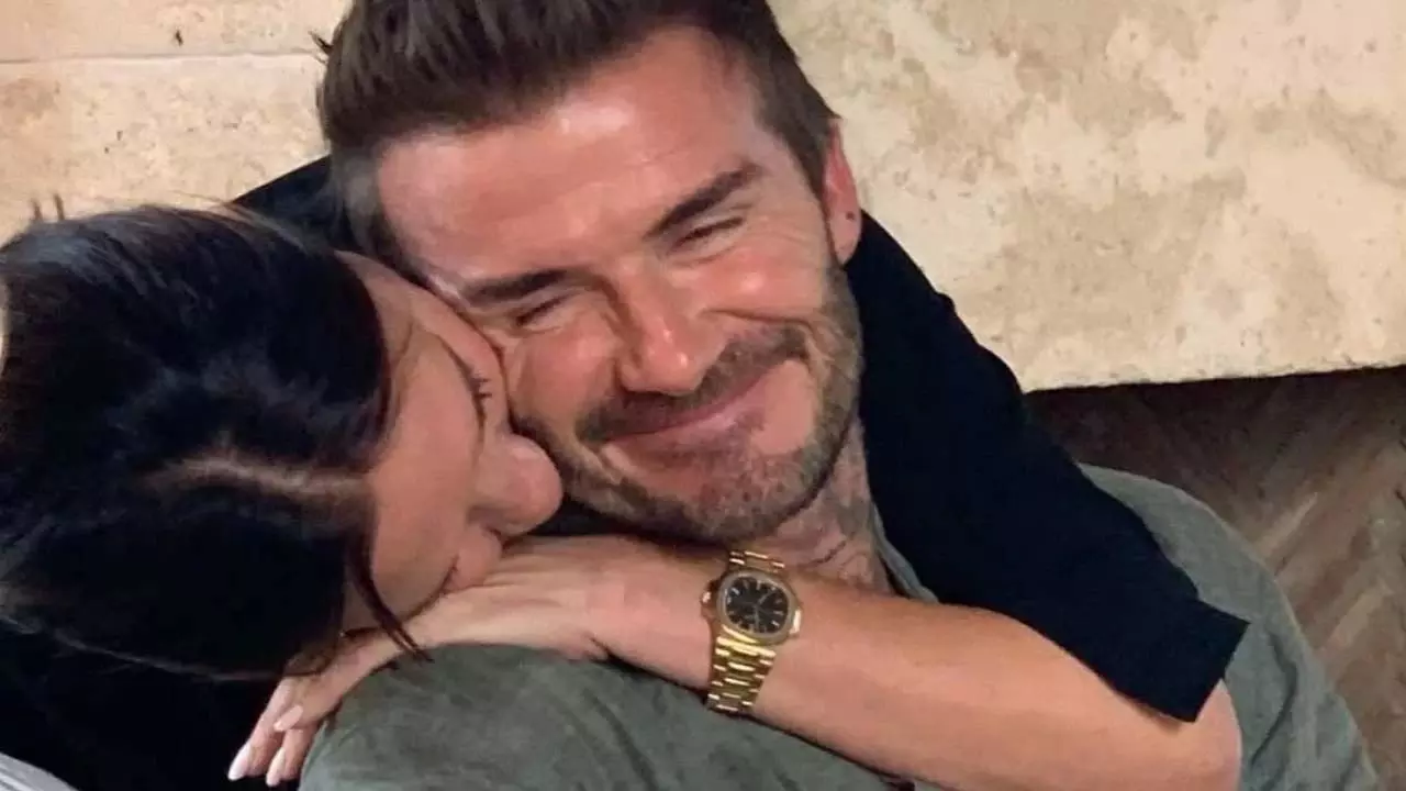 Victoria Beckham ने अपने पति डेविड बेकहम को ब्रिटिश नाइटहुड की उपाधि मिलने पर बधाई दी Victoria Beckham ने अपने पति डेविड बेकहम को ब्रिटिश नाइटहुड की उपाधि मिलने पर बधाई दी