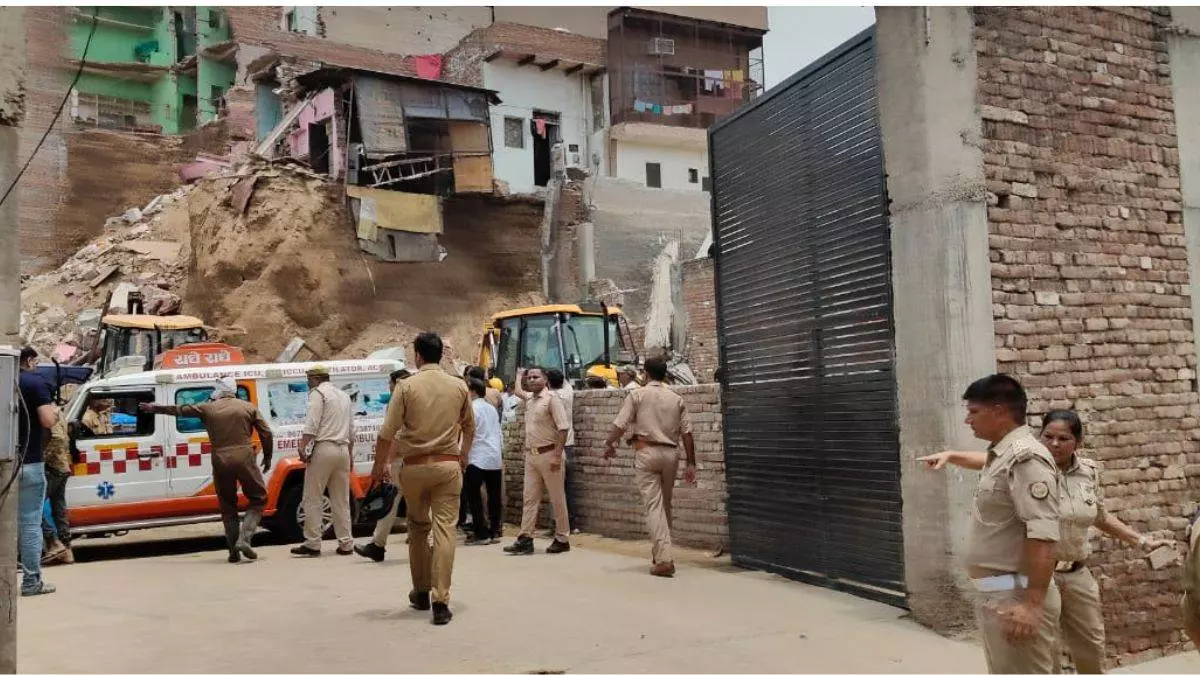 Mathura में भूधंसाव से तबाही, 7 मकान ढहे, तीन लोगों की दर्दनाक मौतs Mathura में भूधंसाव से तबाही, 7 मकान ढहे, तीन लोगों की दर्दनाक मौतs