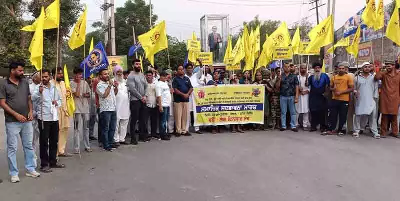 Ambedkar प्रतिमा तोड़े जाने के विरोध में लोक इन्साफ मंच ने निकाला मार्च Ambedkar प्रतिमा तोड़े जाने के विरोध में लोक इन्साफ मंच ने निकाला मार्च