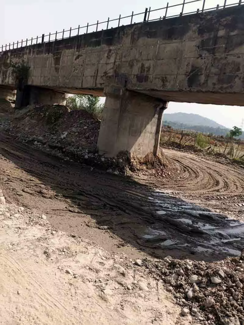 Himachal: ध्वस्तीकरण के बावजूद अवैध खनन वाली सड़क फिर से दिखाई दी Himachal: ध्वस्तीकरण के बावजूद अवैध खनन वाली सड़क फिर से दिखाई दी