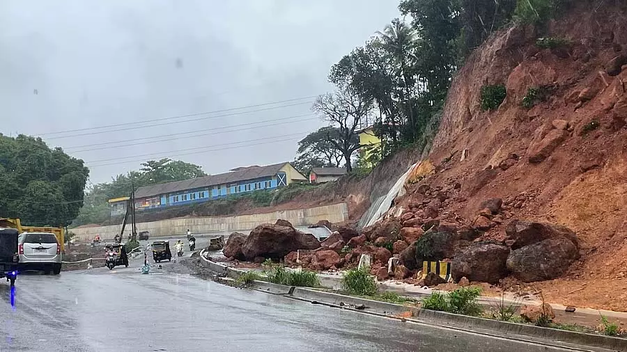 Karnataka: दक्षिण कन्नड़ में लगातार बारिश से भूस्खलन से यातायात प्रभावित Karnataka: दक्षिण कन्नड़ में लगातार बारिश से भूस्खलन से यातायात प्रभावित