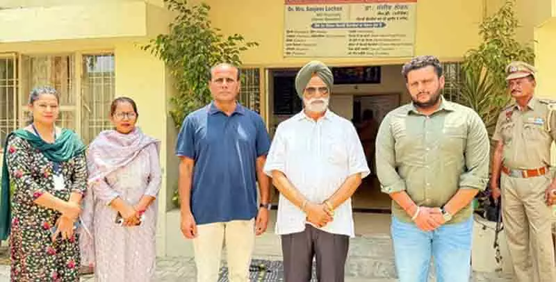 AAP नेता ने सरकारी नशा मुक्ति केंद्र का दौरा किया, युवाओं को मदद लेने के लिए प्रोत्साहित किया AAP नेता ने सरकारी नशा मुक्ति केंद्र का दौरा किया, युवाओं को मदद लेने के लिए प्रोत्साहित किया