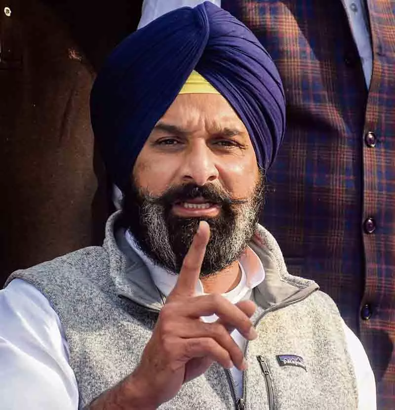 Majithia ने कहा, आप विज्ञापन पर पैसा बर्बाद कर रही Majithia ने कहा, आप विज्ञापन पर पैसा बर्बाद कर रही