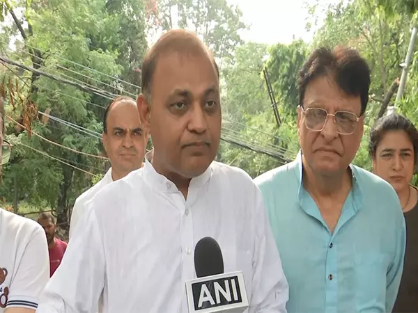 सफदरजंग एन्क्लेव में अवैध मोबाइल टावर गिरने के बाद आप ने कार्रवाई की मांग की सफदरजंग एन्क्लेव में अवैध मोबाइल टावर गिरने के बाद आप ने कार्रवाई की मांग की