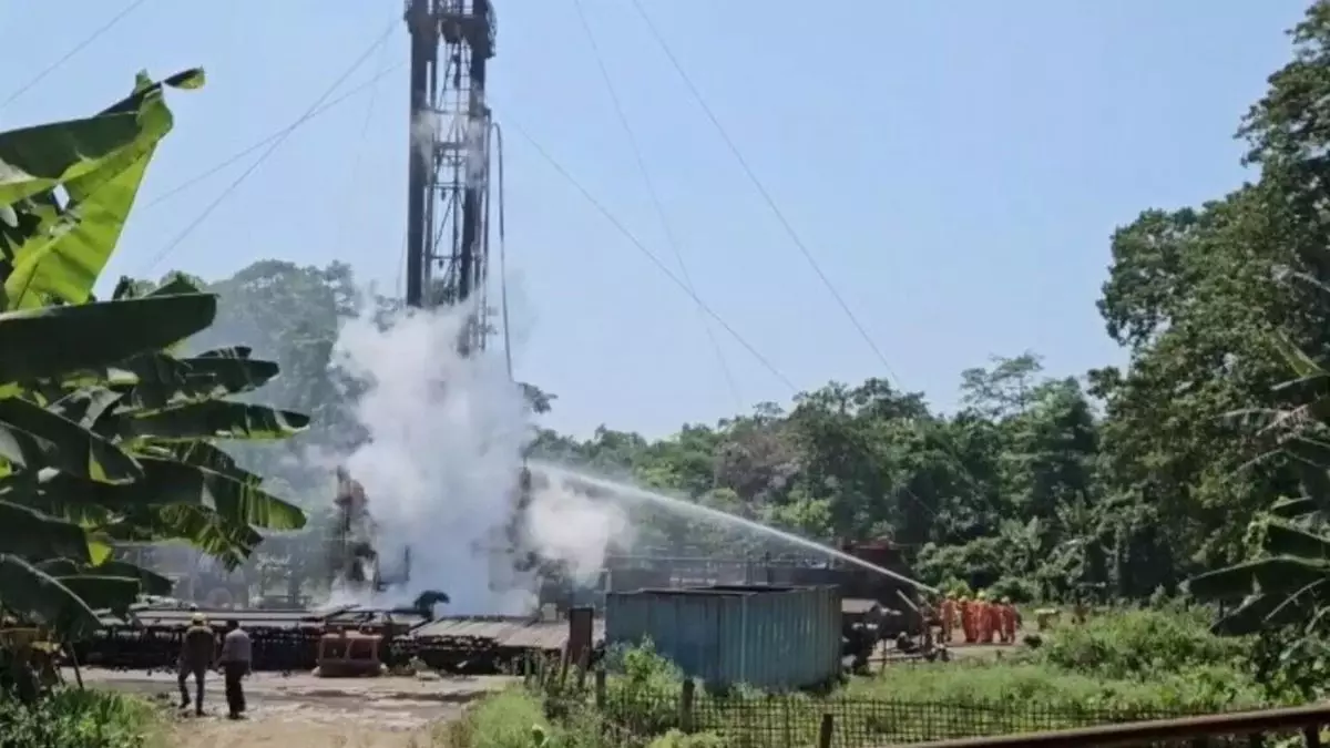 Assam: शिवसागर में ONGC विस्फोट का चौथा दिन, बड़े पैमाने पर लोगों को निकाला गया Assam: शिवसागर में ONGC विस्फोट का चौथा दिन, बड़े पैमाने पर लोगों को निकाला गया