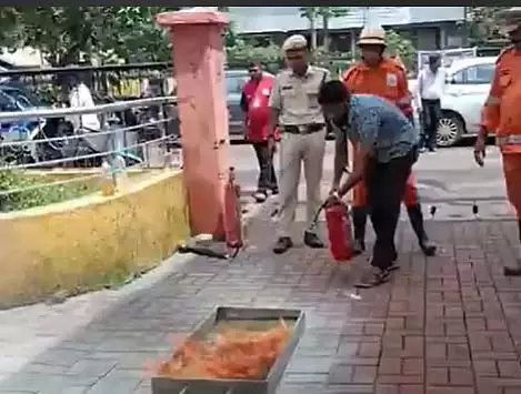 GOA: अग्निशमन विभाग ने सार्वजनिक तैयारी को बढ़ावा देने के लिए बिचोलिम में आपातकालीन प्रदर्शन आयोजित किया GOA: अग्निशमन विभाग ने सार्वजनिक तैयारी को बढ़ावा देने के लिए बिचोलिम में आपातकालीन प्रदर्शन आयोजित किया
