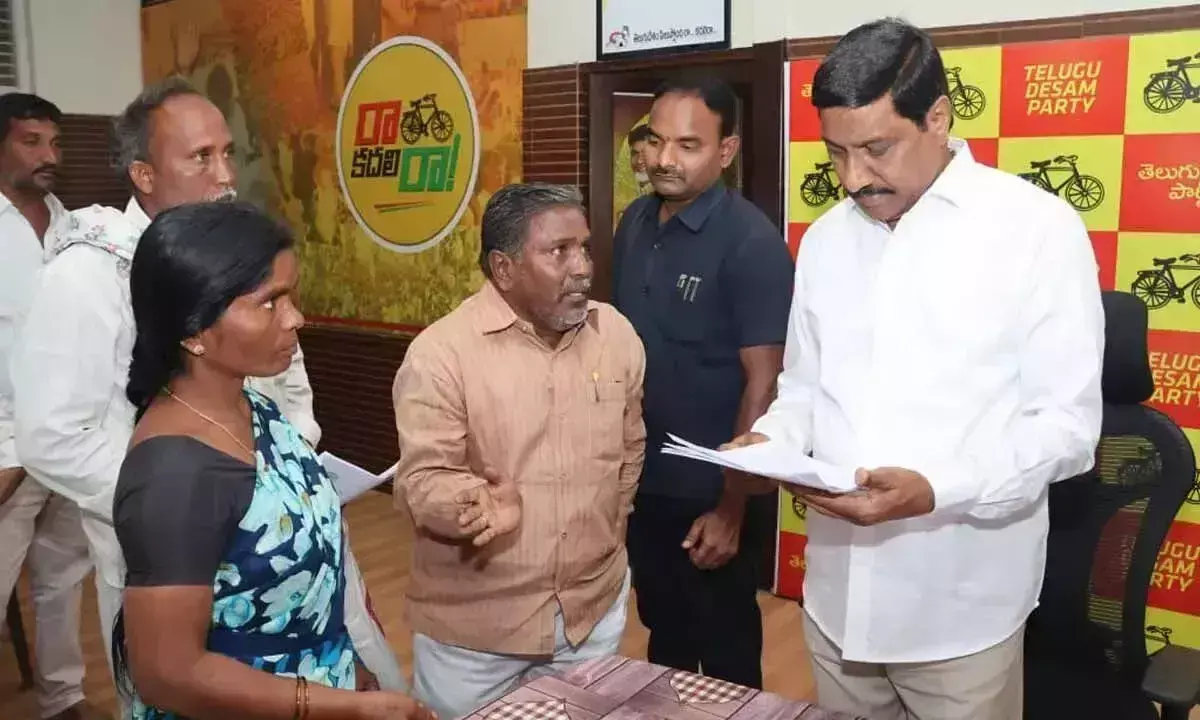 Minister BC जनार्दन रेड्डी ने अधिकारियों को जन शिकायतों का शीघ्र और पारदर्शी तरीके से समाधान करने का निर्देश दिया Minister BC जनार्दन रेड्डी ने अधिकारियों को जन शिकायतों का शीघ्र और पारदर्शी तरीके से समाधान करने का निर्देश दिया