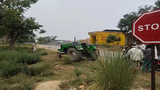 Aligarh Road Accident : ट्रैक्टर ने चार बच्चों को कुचला, एक की हालत गंभीर Aligarh Road Accident : ट्रैक्टर ने चार बच्चों को कुचला, एक की हालत गंभीर