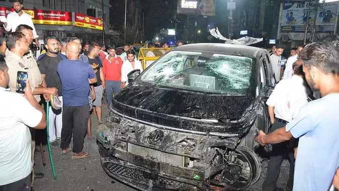 Kanpur Accident : कार ने मारी टक्कर, गुस्साए लोगों ने चालक को पीटा Kanpur Accident : कार ने मारी टक्कर, गुस्साए लोगों ने चालक को पीटा