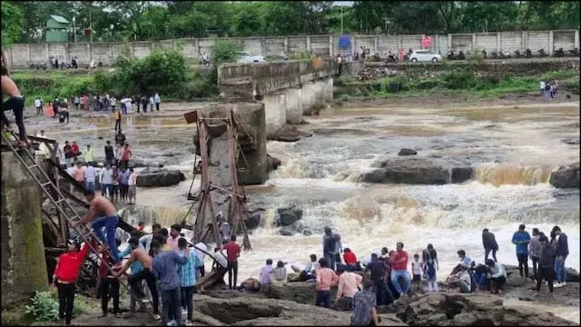 इंद्रायणी नदी पर बना पुल गिरा, पुणे में दो लोगों की मौत, कई बहे इंद्रायणी नदी पर बना पुल गिरा, पुणे में दो लोगों की मौत, कई बहे