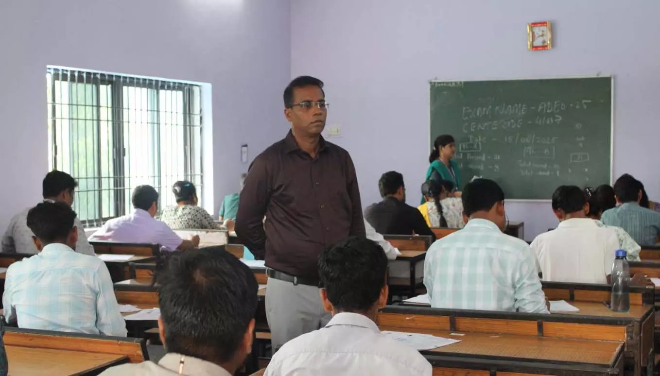 कलेक्टर डॉ कन्नौजे ने एडीईओ परीक्षा केंद्रों का किया निरीक्षण कलेक्टर डॉ कन्नौजे ने एडीईओ परीक्षा केंद्रों का किया निरीक्षण